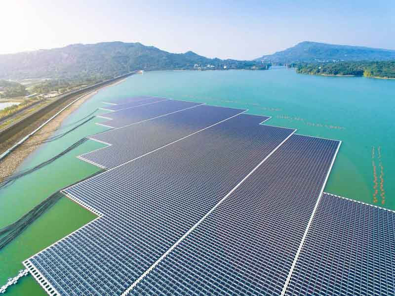 granja solar que flota en un lago