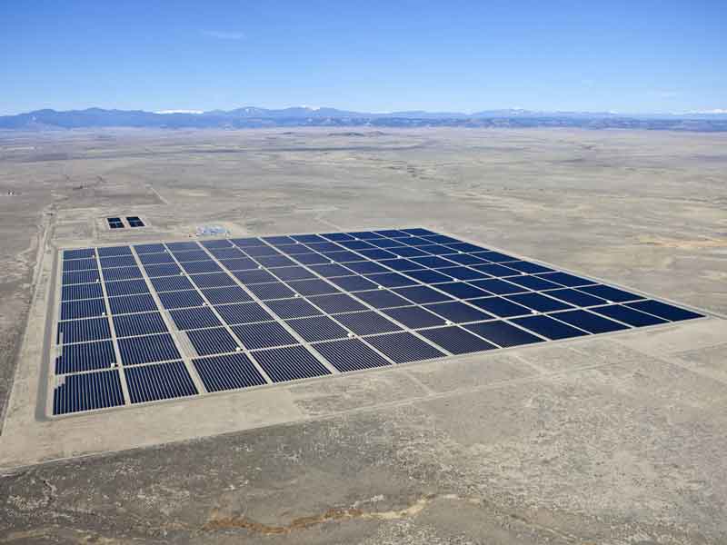 Parque Fotovoltaico en el desierto en cuadrícula